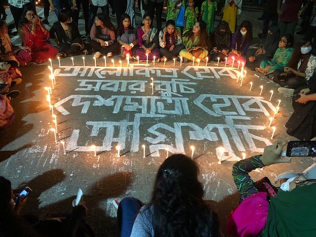 আলোতে, স্লোগানে জানানো হয় ধর্ষণের মতো ন্যক্কারজনক ঘটনার প্রতিবাদ।