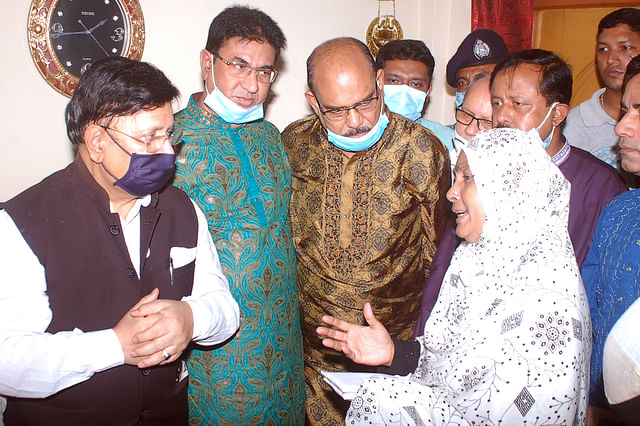 সিলেটে পুলিশ ফাঁড়িতে নির্যাতনে মারা যাওয়া রায়হানের পরিবারের সদস্যদের সঙ্গে দেখা করতে মঙ্গলবার তাঁর বাড়িতে যান পররাষ্ট্রমন্ত্রী এ কে আবদুল মোমেন। এ সময় রায়হানের মায়ের সঙ্গে কথা বলেন তিনি