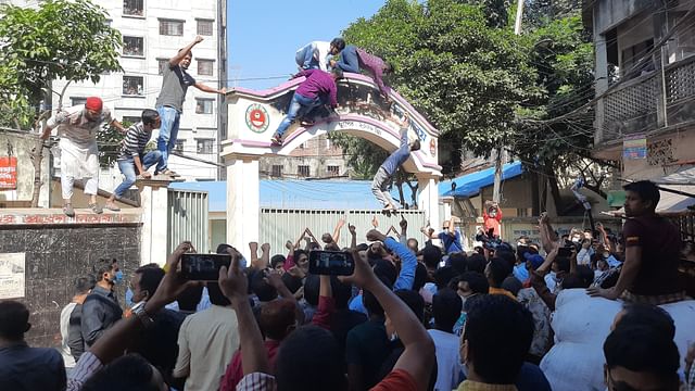 বিএনপির নেতা-কর্মীরা স্কুলের প্রধান ফটকের সামনে অবস্থান নিয়ে বিক্ষোভ দেখান