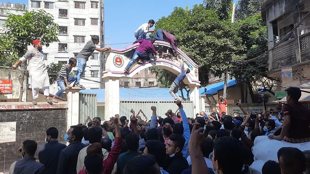 বিক্ষোভের একপর্যায়ে স্কুলের প্রধান ফটকে থাকা নতুন নামে কালি লেপটে দেন বিএনপির নেতা-কর্মীরা