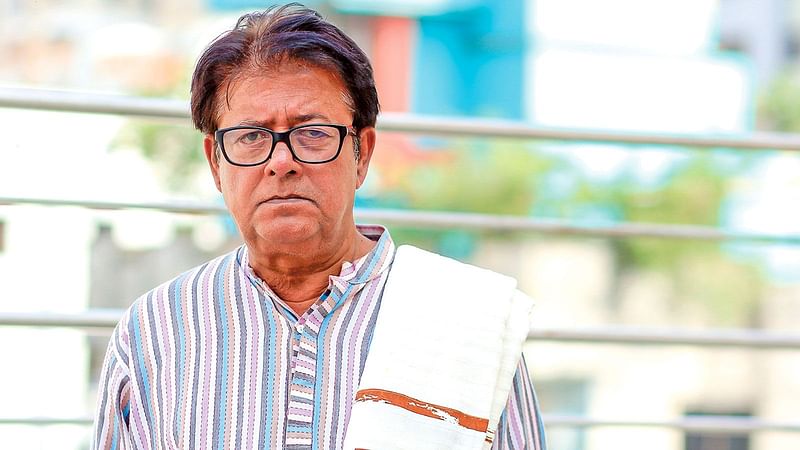 মামুনুর রশীদ বললেন, আমাদের রাষ্ট্র তো কোনোভাবে রুচির উন্নয়নে কাজ করছে না। তাই এখন আমার আর রাজনীতির কাছে, রাষ্ট্রের কাছে, সংস্কৃতির কাছে, কোথাও আবেদন-নিবেদন নেই