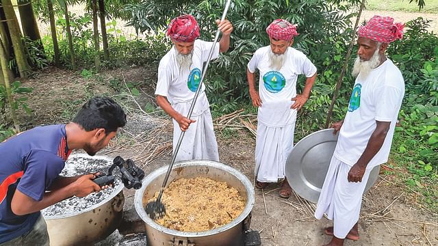 শিমুলিয়া গ্রামে রান্না করছেন ভিলেজ গ্র্যান্ডপা’স কুকিং চ্যানেলের তিন দাদু