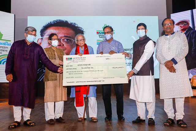 বার সাহিত্যে সামগ্রিক অবদানের জন্য এ পুরস্কার পেয়েছেন কথাসাহিত্যিক হাসনাত আবদুল হাই।