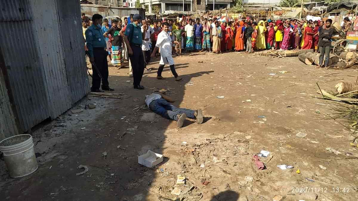 তুরাগের কামরাপাড়া হাইস্কুল অ্যান্ড কলেজ কেন্দ্রে ককটেল বিস্ফোরণের পর পালানোর সময় এলাকাবাসী এক যুবককে আটক করে পিটুনি দেন