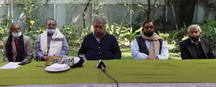বেইলি রোডে নিজ বাসভবনে সাংবাদিকদের সঙ্গে কথা বলেন ড. কামাল হোসেন
