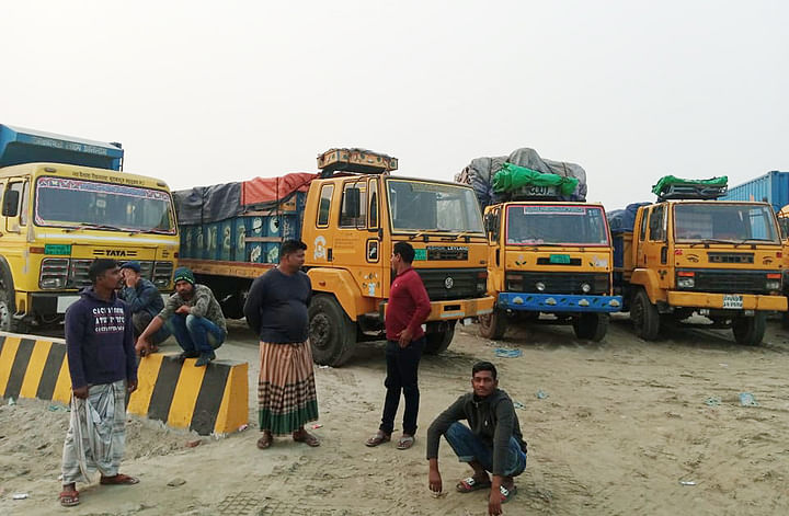 কুয়াশার কারণে অনেক সময় ফেরি বন্ধ থাকে। তাই পারাপারের অপেক্ষায় থাকতে থাকতেই অনেক সময় কৃষি পণ্য ট্রাকেই পঁচে যায়