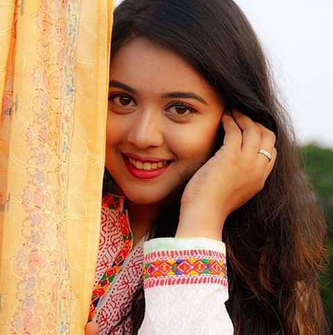 একই সঙ্গে গান ও পড়াশোনা এগিয়ে নিতে চান ঐশী