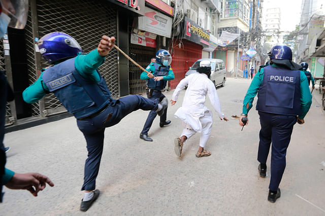 পুলিশি লাঠিপেটার মুখে এক বিক্ষোভকারী 