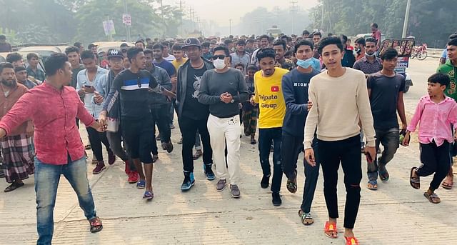 নাটকের বেশ কিছু চরিত্র আছে, যারা মূলত নোয়াখালী অঞ্চলের।