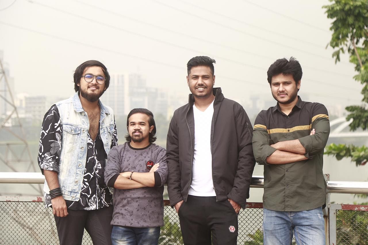 ফটোসেশনে নোবেলের সঙ্গে গীতিকার আব্রাহাম তামিম, সংগীত পরিচালক আহম্মেদ হুমায়ূন ও মুখোশ ছবির পরিচালক ইফতেখার শুভ