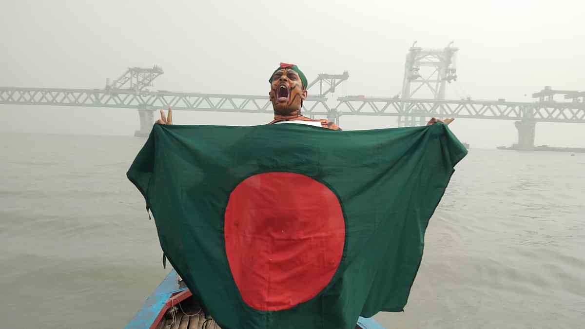 শোয়েবের বুকে 'পদ্মা জয়ের' পতাকা | প্রথম আলো