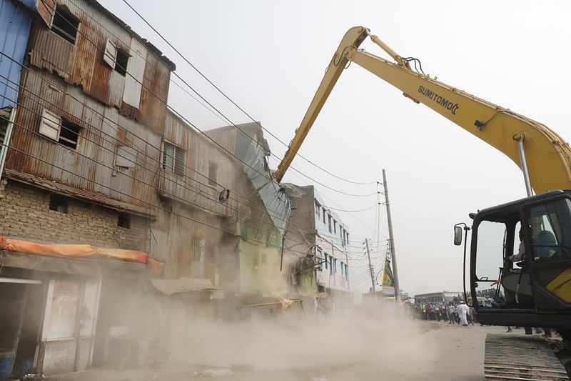 পুরান ঢাকার কামালবাগে বুড়িগঙ্গা নদীর তীরে অবৈধ স্থাপনা উচ্ছেদ অভিযান আজ সকালে।