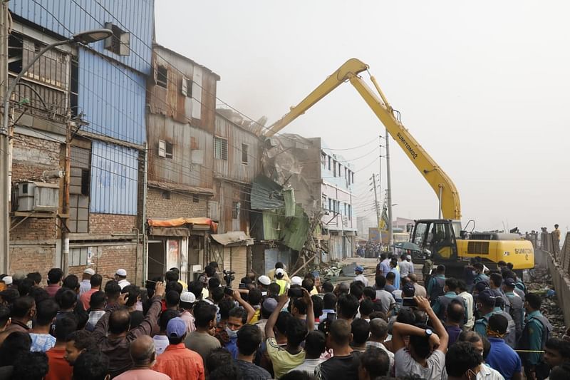 বুড়িগঙ্গা নদীর তীরে অবৈধ স্থাপনা উচ্ছেদ অভিযান। আজ সকালে কামালবাগ এলাকায়