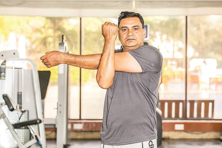 মন্দ বা ভুল শারীরিক ভঙ্গি এড়িয়ে চলুন, খেয়াল রাখুন যেন কাঁধে অতিরিক্ত চাপ
না পড়ে