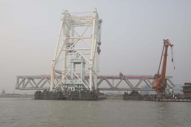সর্বশেষ ৪১তম স্প্যানটি বসানোর জন্য প্রস্তুতি নিয়ে রাখা হয়েছে। মুন্সিগঞ্জের মাওয়া প্রান্ত, ৮ ডিসেম্বর ২০২০