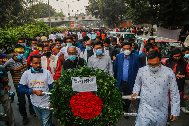 মানববন্ধন ও সমাবেশ শেষে ফুল নিয়ে সোহরাওয়ার্দীতে শিখা চিরন্তনে যান সমাবেশে অংশগ্রহণকারীরা