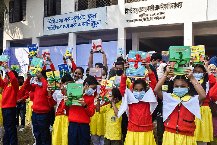 করোনা পরিস্থিতির কারণে স্বাস্থ্যবিধি মেনে অল্পসংখ্যক শিক্ষার্থী ও অভিভাবকদের মধ্যে নতুন বই বিতরণ করা হয়। বরিশাল নগরের সিস্টারস ডে সরকারি প্রাথমিক বিদ্যালয়ে