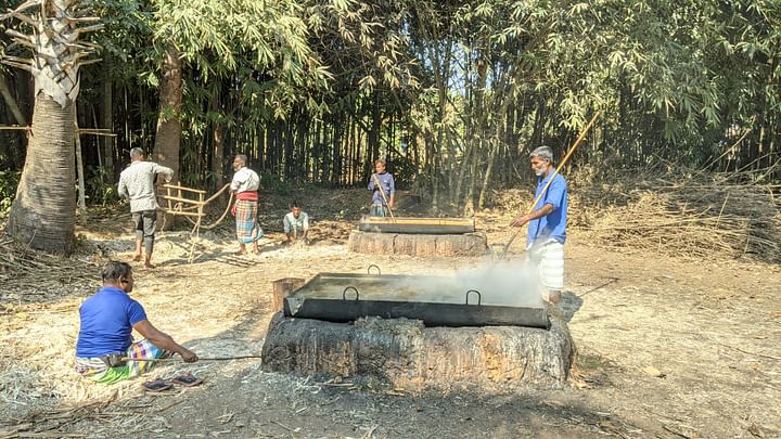 বড় কড়াইয়ে আখের রস জ্বাল দেওয়া হচ্ছে। ছবিগুলো সম্প্রতি গাজীপুরের কাপাসিয়া উপজেলার রায়েদ এলাকা থেকে তোলা