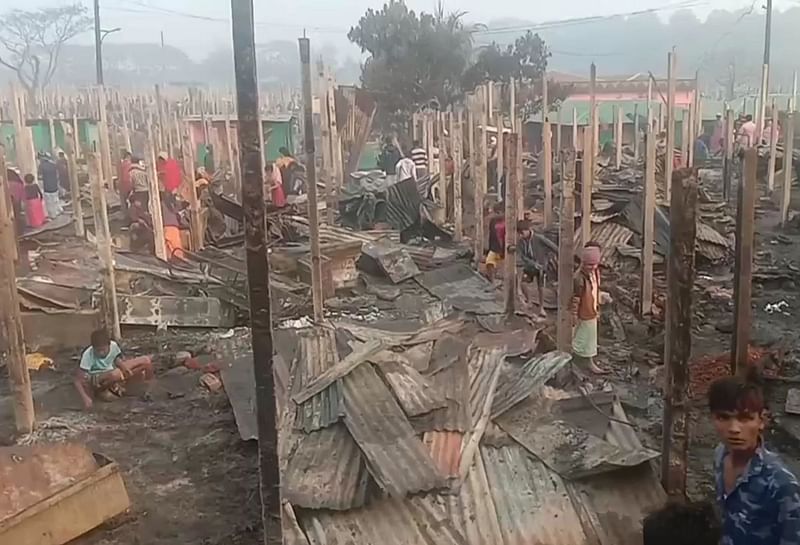 কক্সবাজারের টেকনাফে নয়াপাড়া মোচনি রোহিঙ্গা শিবিরে অগ্নিকাণ্ডের ঘটনায় পাঁচ শতাধিক ঘর আগুনে পুড়ে ছাই হয়ে গেছে