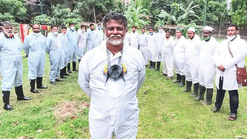 দলের সদস্যদের সঙ্গে মাকসুদুল আলম খন্দকার