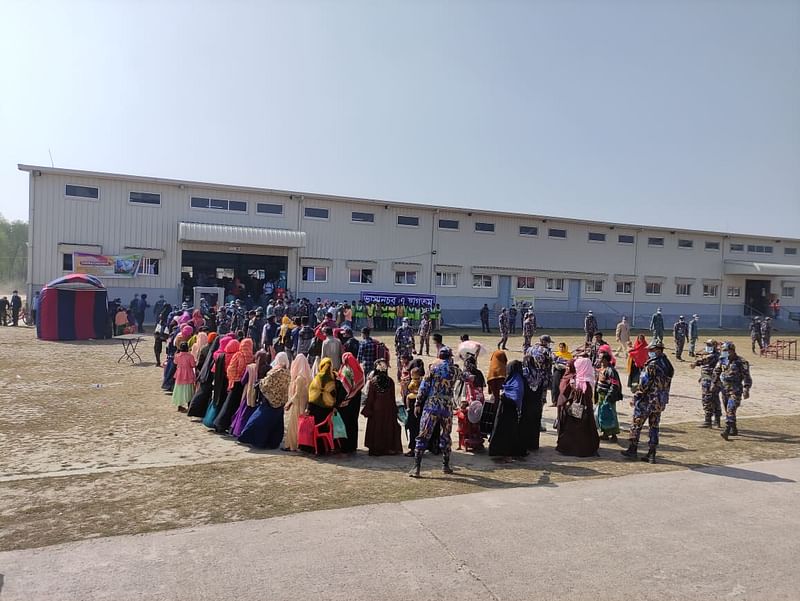 তৃতীয় দফায় রোহিঙ্গাদের দলটি আজ দুপুরে ভাসানচরে এসে পৌঁছায়