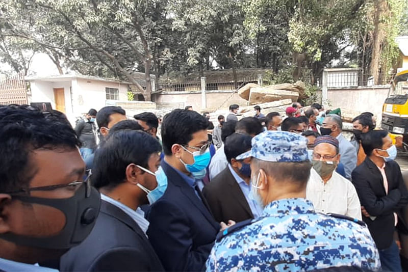 রাজধানীর মানিকনগর এলাকায় স্লুইসগেট ও পাম্প হাউস পরিদর্শনে এসে সাংবাদিকদের মুখোমুখি দক্ষিণ সিটি করপোরেশনের মেয়র শেখ ফজলে নূর তাপস