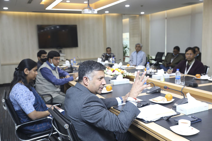 সম্মেলনকক্ষে পত্রিকার জ্যেষ্ঠ সাংবাদিকদের সঙ্গে মতবিনিময় করেন বিক্রম দোরাইস্বামী