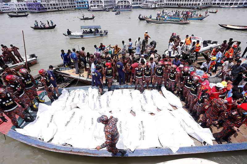 বুড়িগঙ্গা নদীতে অর্ধশতাধিক যাত্রী নিয়ে একটি লঞ্চ ডুবে গেছে। গত ২৯ জুন রাজধানীর সদরঘাটে
