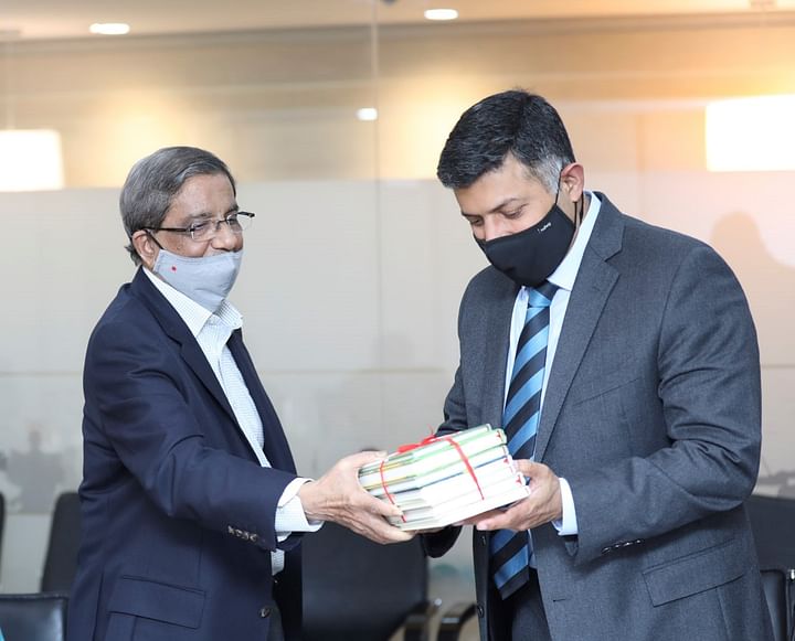 বিক্রম দোরাইস্বামীকে উপহার হিসেবে প্রথমা থেকে প্রকাশিত বই তুলে দেন মতিউর রহমান