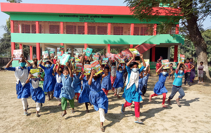 ফরিদপুর সদরের চরমাধবদিয়া সরকারি প্রাথমিক বিদ্যালয় প্রাঙ্গণে নতুন বই হাতে পেয়ে শিক্ষার্থীদের উচ্ছ্বাস