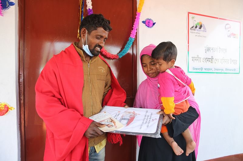 নতুন ঘর পেয়ে আনন্দিত একটি পরিবার। ২৩ জানুয়ারি নীলফামারীর সৈয়দপুরে