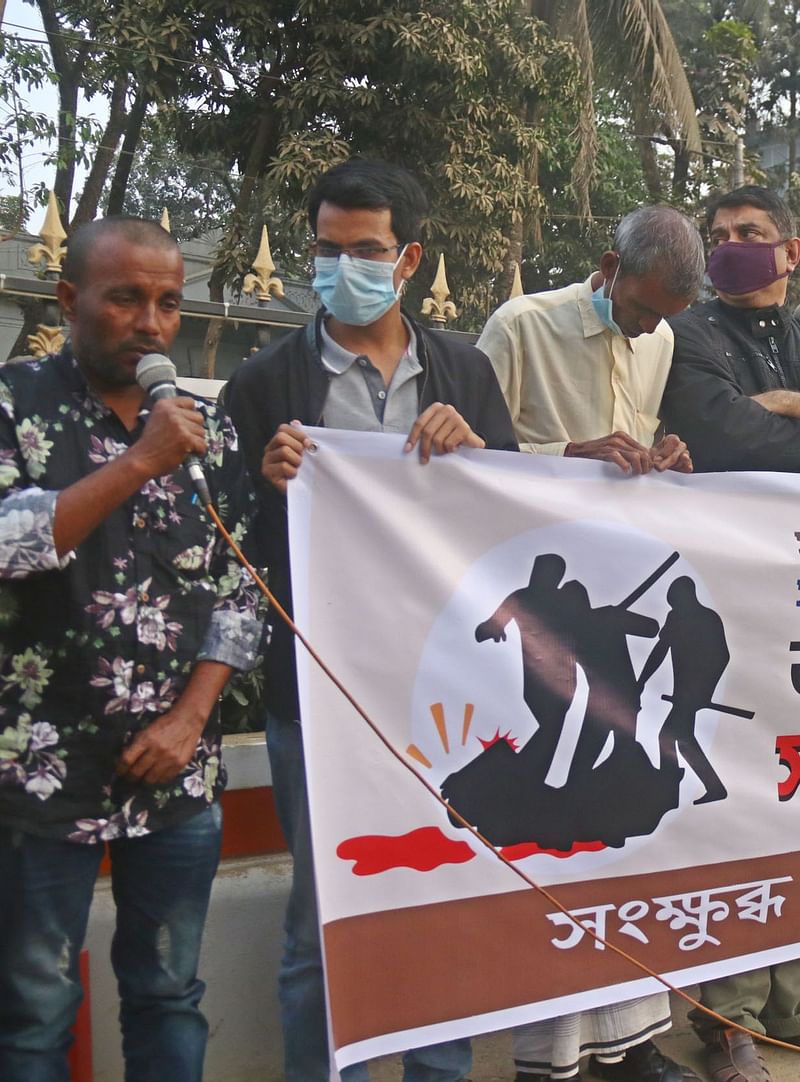 মাইক্রোফোন হাতে কথা বলতে গিয়ে বাকরুদ্ধ হয়ে পড়েন নিহত শ্যামাচরণের ছেলে চন্দন বর্মণ (৩২)।
