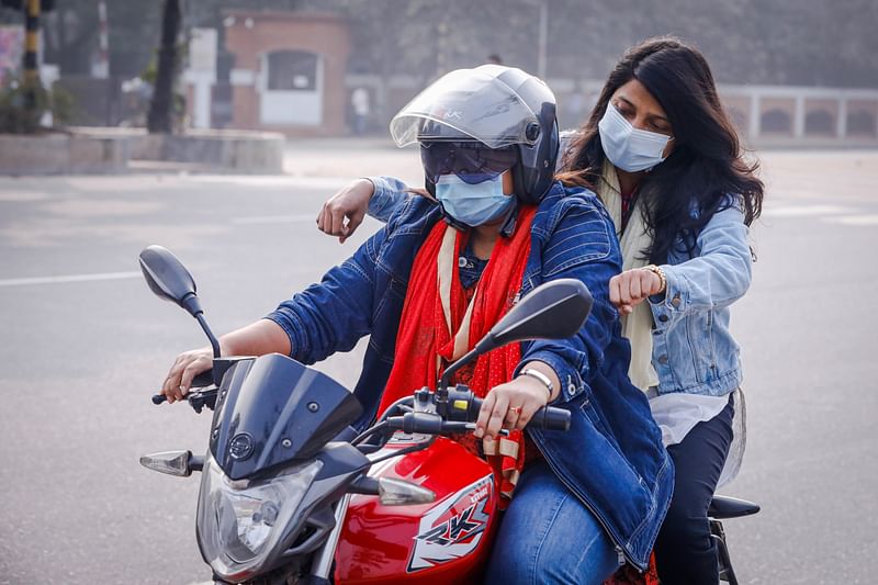 রাজধানীর মানিক মিয়া অ্যাভিনিউয়ের ফাঁকা রাস্তায় বড় বোন রুবাইয়া ইসলামকে মোটরসাইকেল চালানো শেখাচ্ছেন ছোট বোন নাদিয়া। গত ১৩ ডিসেম্বর দুপুরে