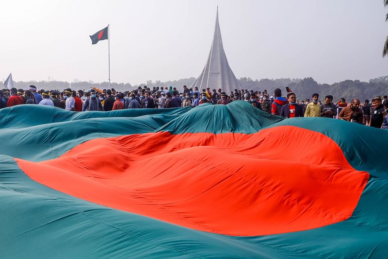 বিজয় দিবসে জাতির শ্রেষ্ঠ সন্তানদের শ্রদ্ধা জানাতে জাতীয় স্মৃতিসৌধে এসেছিলেন বিভিন্ন শ্রেণি-পেশার মানুষ। বিশাল এই পতাকা নিয়ে এসেছিলেন একদল তরুণ