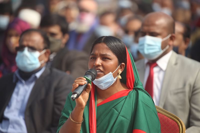 আশ্রয়ণ প্রকল্পের উদ্বোধনী অনুষ্ঠানে উপকারভোগী এক নারী কথা বলেন প্রধানমন্ত্রী শেখ হাসিনার সঙ্গে। ২৩ জানুয়ারি সৈয়দপুরের কামারপুকুর ইউনিয়নের নিজবাড়ি গ্রামে