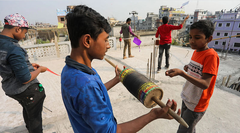 পুরান ঢাকায় ঘুড়ি কিনতে ঘোরাঘুরি