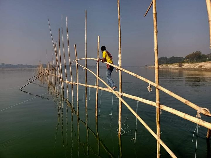 নদীতে বাঁশের বেড়া দিয়ে চলছিল মাছ শিকার। অভিযান চালিয়ে সে বেড়া অপসারণ করেছেন ভ্রাম্যমাণ আদালত। আজ মাগুরার মহম্মদপুরের দেউলি এলাকায়