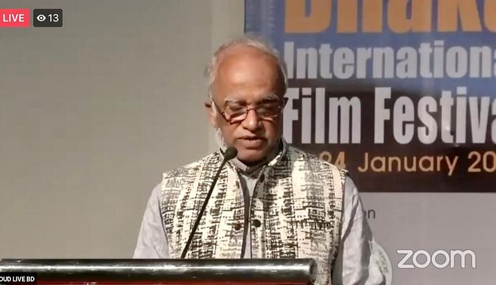 সেমিনারের মূল প্রবন্ধ পাঠ করেন সাংস্কৃতিক ব্যক্তিত্ব ও মুক্তিযুদ্ধ জাদুঘরের ট্রাস্টি মফিদুল হক