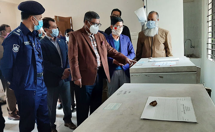 সুস্থ ও সুরক্ষিত থাকতে হলে ভ্যাকসিন নিতে হবে