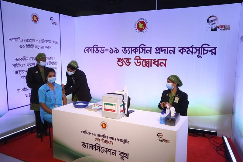 দেশে প্রথম করোনাভাইরাসের টিকা গ্রহণ করেন নার্স রুনু ভেরোনিকা কস্তা। বুধবার বিকেলে কুর্মিটোলা জেনারেল হাসপাতালে