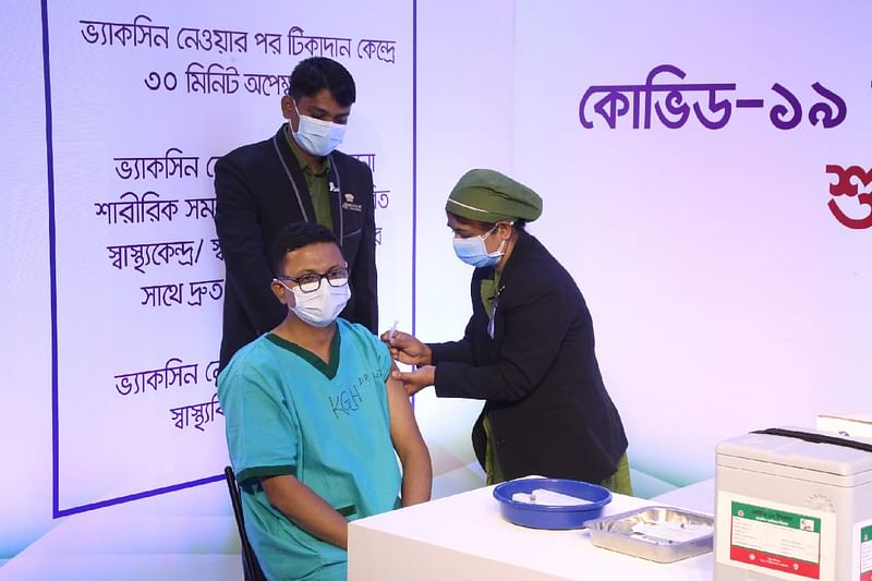 উদ্বোধনী অনুষ্ঠানে দ্বিতীয়জন হিসেবে টিকা নেন ডা. আহমেদ লুৎফুল মোবিন। বুধবার বিকেলে কুর্মিটোলা জেনারেল হাসপাতালে