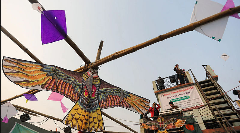 পুরান ঢাকায় ঘুড়ি কিনতে ঘোরাঘুরি