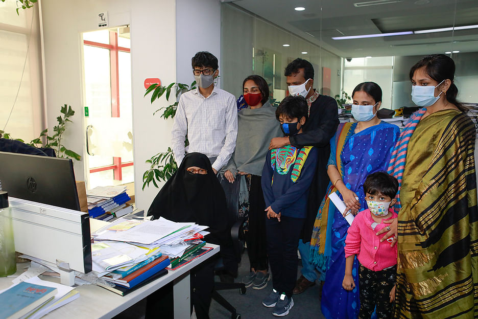 প্রথম আলো কার্যালয়ে এসেছিলেন মিজানুর রহমান খানের পরিবারের সদস্যরা। মা এসে বসেছিলেন ছেলের চেয়ারে