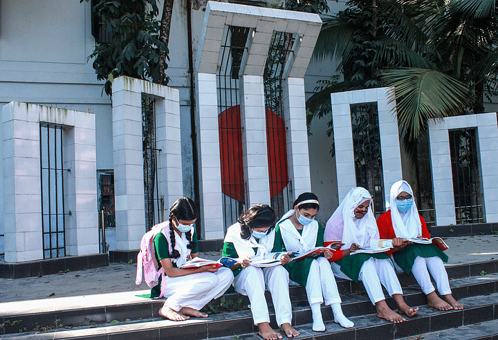 করোনার পর দীর্ঘদিন পর বিদ্যালয়ে এসে এমনিতেই দারুণ খুশি শিক্ষার্থীরা। তার ওপর নতুন বই এই আনন্দকে বাড়িয়ে দিয়েছে বহুগুণে। তাই নতুন বই হাতে পেয়ে শহীদ মিনারের পাদদেশে বসে পাতা উল্টেপাল্টে দেখছে তারা। আজ সকালে ময়মনসিংহের বিদ্যাময়ী সরকারি বালিকা উচ্চবিদ্যালয় প্রাঙ্গণে