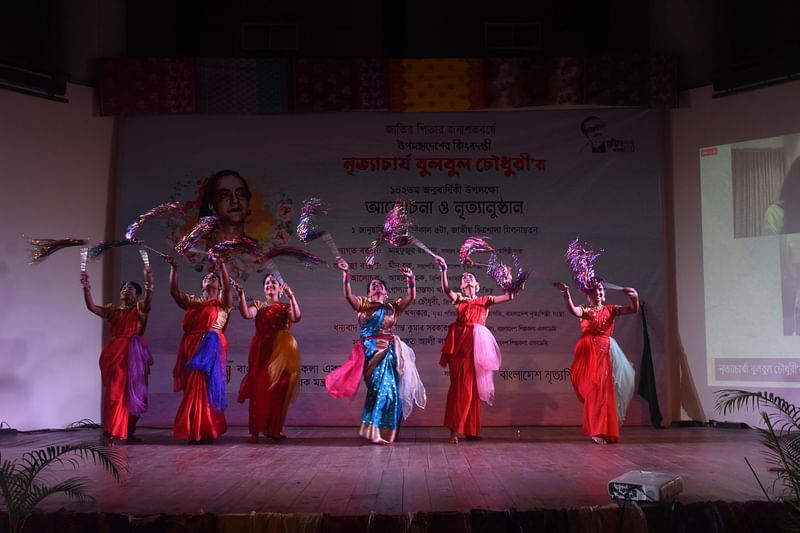 দলীয় নৃত্য পরিবেশন করছেন শিল্পীরা