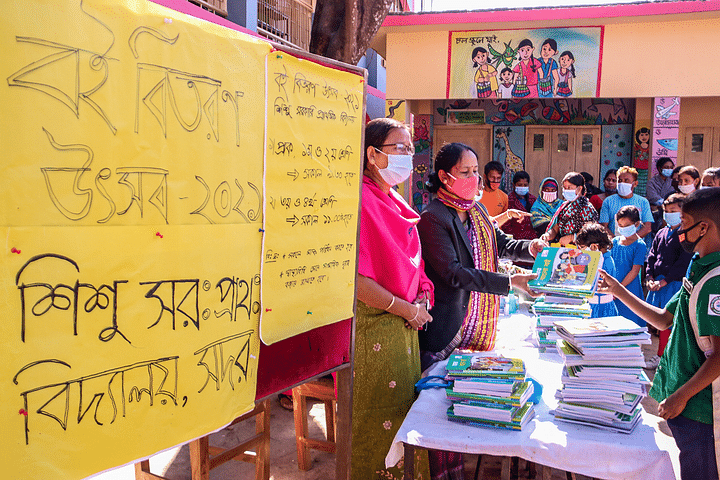 নতুন বছরে নতুন বই পেয়ে খুশি পাহাড়ের শিক্ষার্থীরা। স্কুলের সামনে শিক্ষকদের হাত থেকে নতুন বই নিচ্ছে খুদে শিক্ষার্থীরা। আজ বেলা ১১টায় খাগড়াছড়ি শহরের শিশু সরকারি প্রাথমিক বিদ্যালয়ে