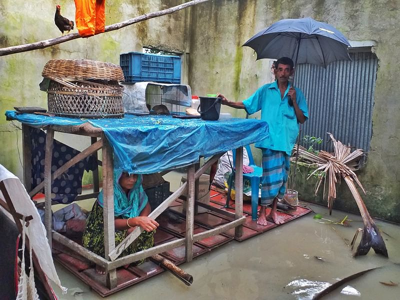 দোহার উপজেলার মেঘুলা বাজারের মালিকান্দা গ্রাম ডুবে গেছে পদ্মার পানিতে। বহু বাসিন্দা ছেড়ে দিয়েছেন বসতভিটা। দিনমজুর মনির গাজী তাঁর স্ত্রীকে নিয়ে আশ্রয় নিয়েছেন একটি পরিত্যক্ত বাড়িতে। ২৮ জুলাই