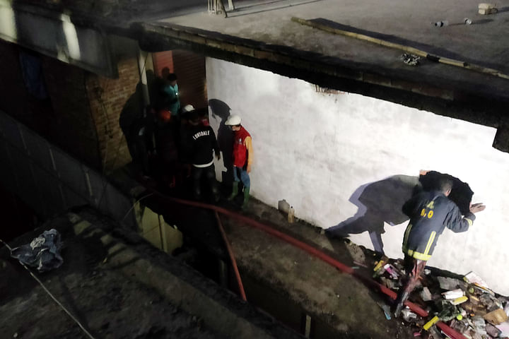 কসমেটিকসের গুদামে আগুন লাগার পর তা নেভাতে কাজ করছে ফায়ার সার্ভিস। আজ মঙ্গলবার বিকেলে কুষ্টিয়া শহরের বড়বাজার এলাকায়