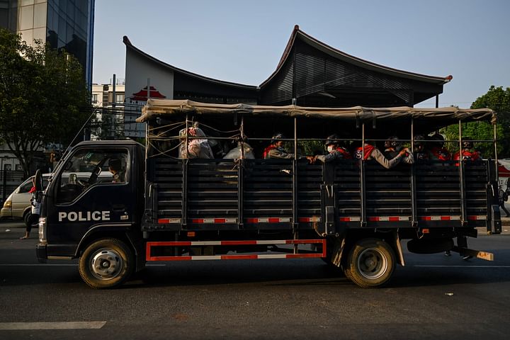 ইয়াঙ্গুনের রাস্তায় সেনাবাহিনীর গাড়ির টহল।