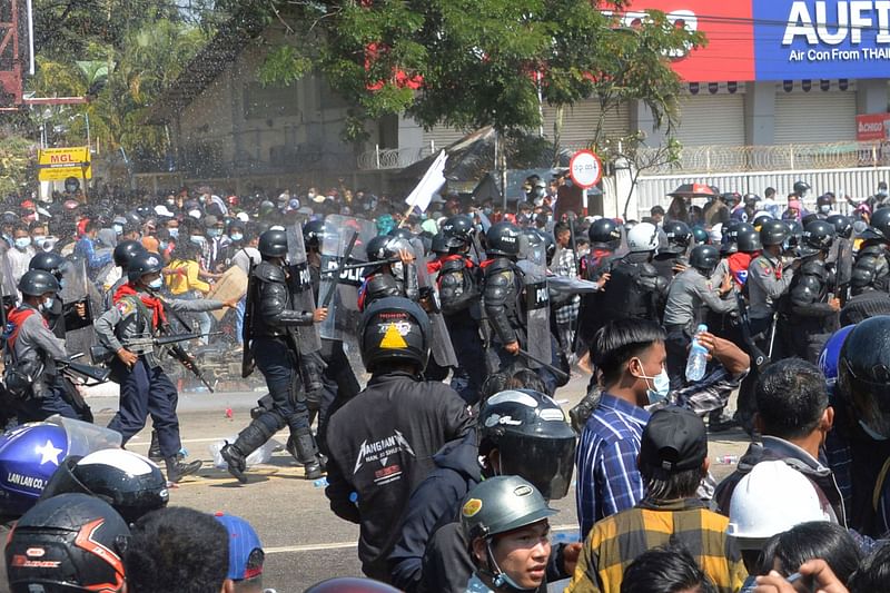 মিয়ানমারে সেনা অভ্যুত্থানের বিরুদ্ধে টানা বিক্ষোভ করছেন দেশটির মানুষ